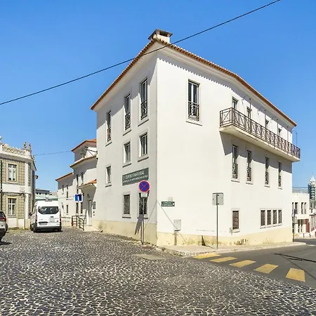 Whome Urban Comfort: 1-br Near Airport & Train Station *