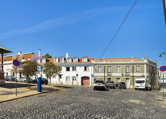 Whome Urban Comfort: 1-br Near Airport & Train Station *