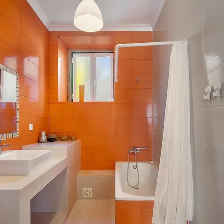 アパート Whome Urban Comfort: 1-br Near Airport & Train Station