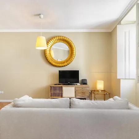 Whome Urban Comfort: 1-br Near Airport & Train Station アパート *