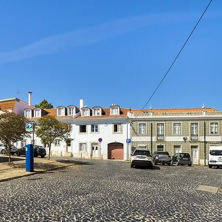 Whome Urban Comfort: 1-br Near Airport & Train Station *